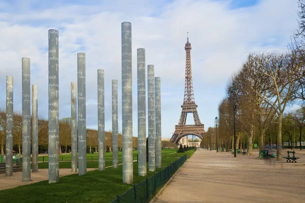 Eiffel Tower and Columns of Wall of Peace, Champ de Mars, Paris — Stock Photo, Image