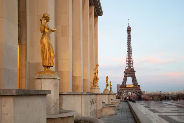 Paříž, sochy na trocadero, Eiffelova věž pohled, Francie, e — Stock fotografie