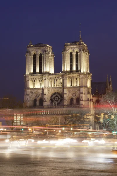 Notre Dame Kathedrale am Abend mit fahrenden Autos, Paris, Europa — Stockfoto