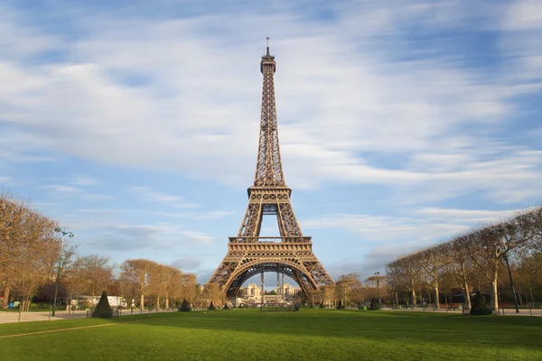 Eiffelturm mit beweglichen Wolken am blauen Himmel, Paris — Stockfoto