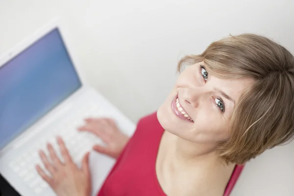 Sorrindo Jovem Mulher com laptop — Fotografia de Stock