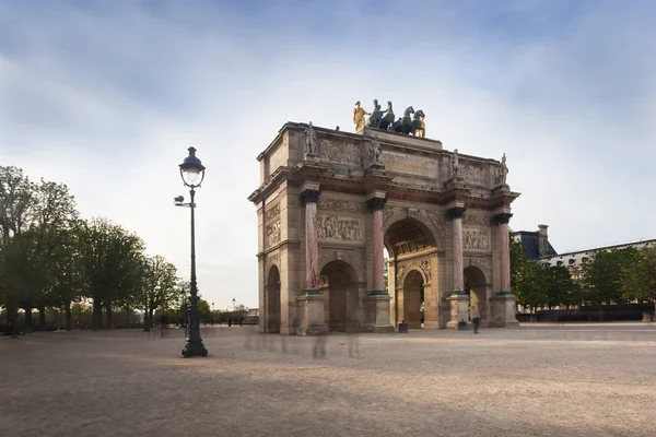 Тріумфальна арка (arc de triomphe du каруселі) недалеко від Лувру, p — стокове фото