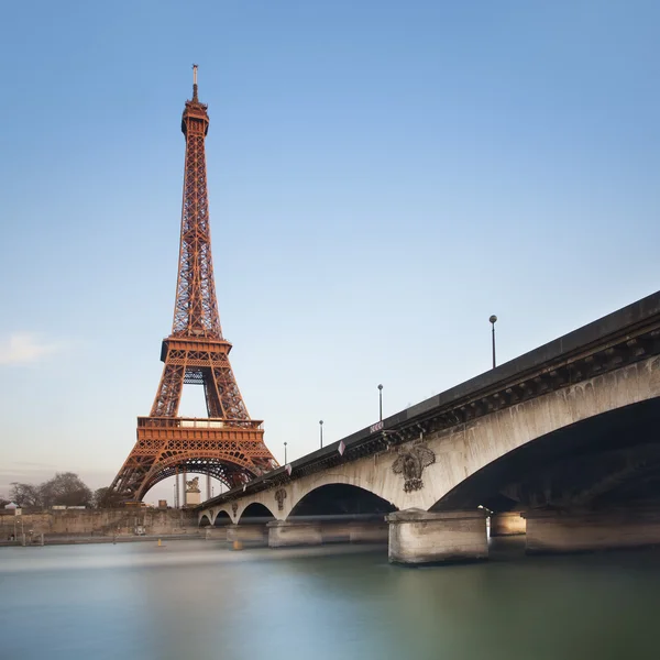 Eiffelturm über blauem himmel bei untergang, paris. Frankreich — Stockfoto