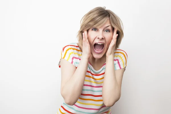 Screaming young woman on white — Stockfoto