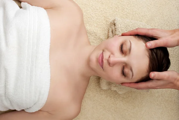 Young woman enjoying head massage at spa — Stock Photo, Image