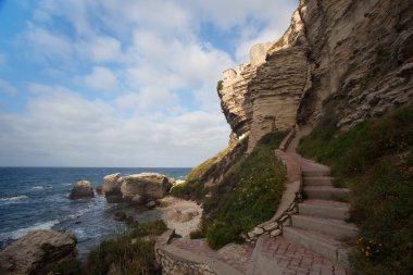 Bonifacio yol Uçurumun kıyısında corsica, Fransa için