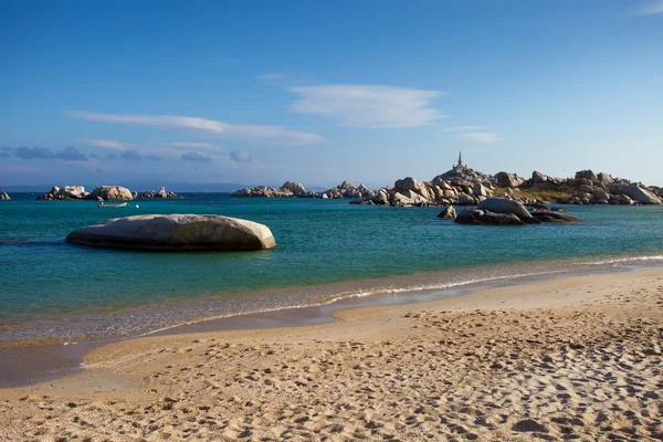 Strand op het eiland van de lavezzi met vuurtoren, corsica, Frankrijk — Stockfoto