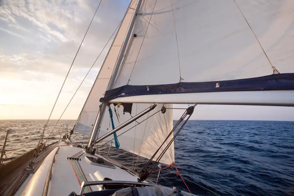 Navegación en yate al atardecer — Foto de Stock