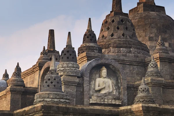 Statut de Bouddha dans le temple bouddhiste — Photo