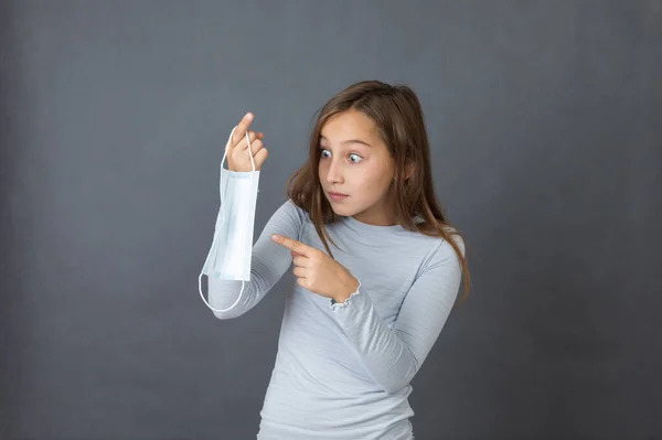 Portrait Une Jeune Fille Colère Jouant Avec Masque Médical Sur — Photo