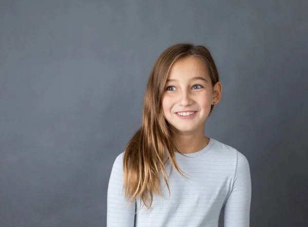 Портрет Молодой Счастливой Девушки Сером Фоне Пространством — стоковое фото