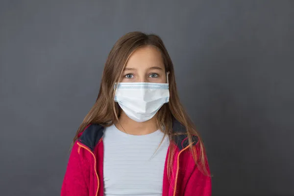 Retrato Uma Jovem Com Suéter Lido Uma Loo Máscara Médica — Fotografia de Stock