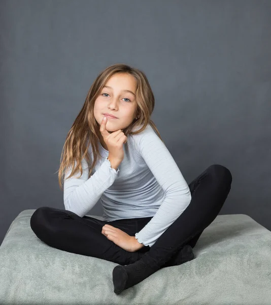 Retrato Una Joven Feliz Sentada Con Mano Bajo Barbilla —  Fotos de Stock