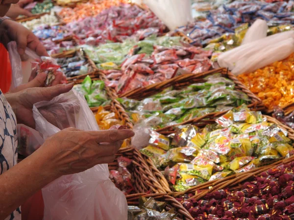 Person buying sweets — Stock Photo, Image