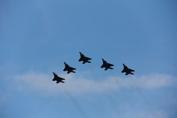 Cinq avions de chasse en formation près de la vue — Photo