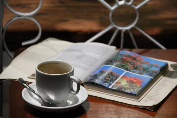 Kávé és könnyű olvasatra — Stock Fotó