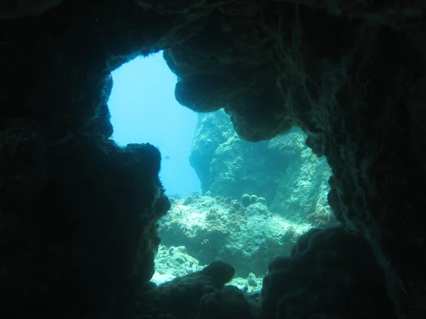 Höhlenloch unter Wasser — Stockfoto