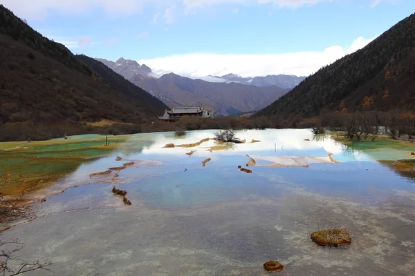 Pět barev jezero v údolí huanglong — Stock fotografie