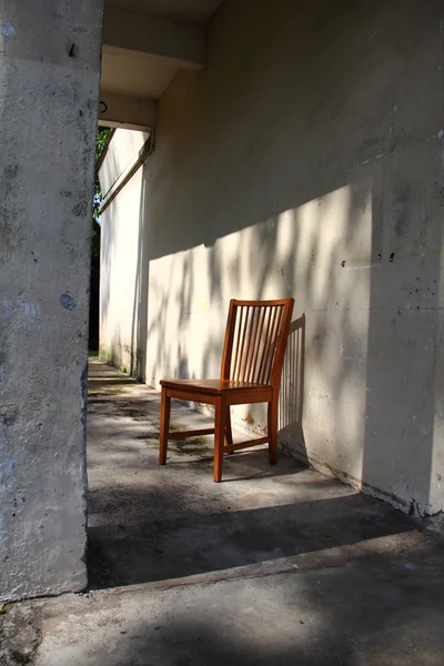 被遗弃的椅子沿走廊 — 图库照片