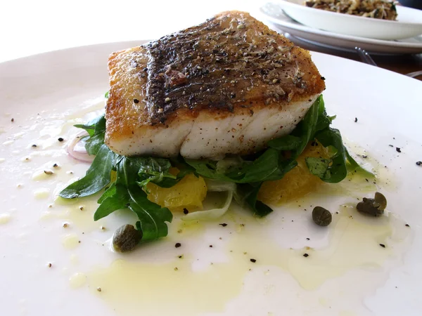 Gebratener Fisch auf Salat — Stockfoto