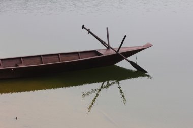 altı düz nehir kayığı tekne yan