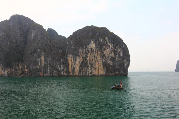 Barco viajando en Ha Long Bay — Foto de Stock