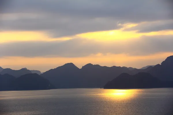 Sunset view in Ha Long Bay — Stock Photo, Image