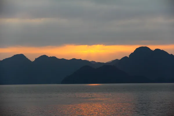 Portret widok pomarańczowy zachód słońca w ha long bay — Zdjęcie stockowe