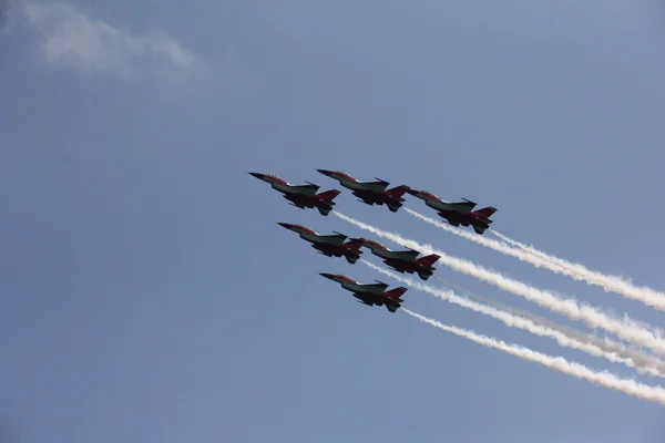 F-16 volando en formación delta — Foto de Stock