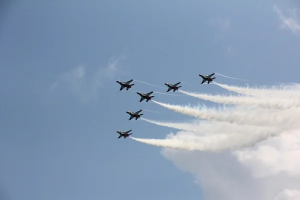 F-16 volando en formación —  Fotos de Stock