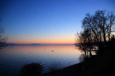 Akşamları gölün üzerinde gün batımı