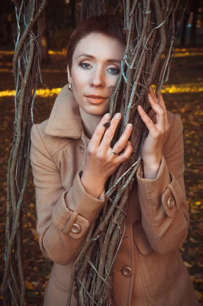 Meisje wandeling in de herfst tuin — Stockfoto