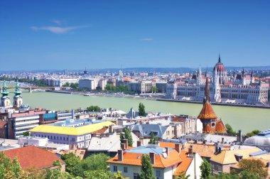 Budapeşte şehir buda kısmında bulunan fishermens Kalesi gelen Millet Meclisi bir görünüm