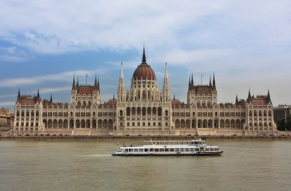 Budapest parlamentsbyggnaden i Ungern — Stockfoto