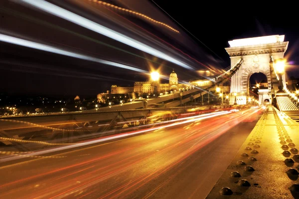 Visa en kedja bro på natten, budapest — Stockfoto