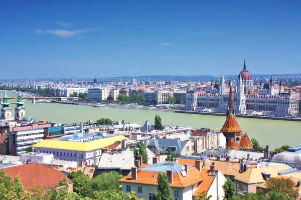 En vy av parlamentet från yrkesfiskarnas bastionen i buda-delen av staden i budapest — Stockfoto