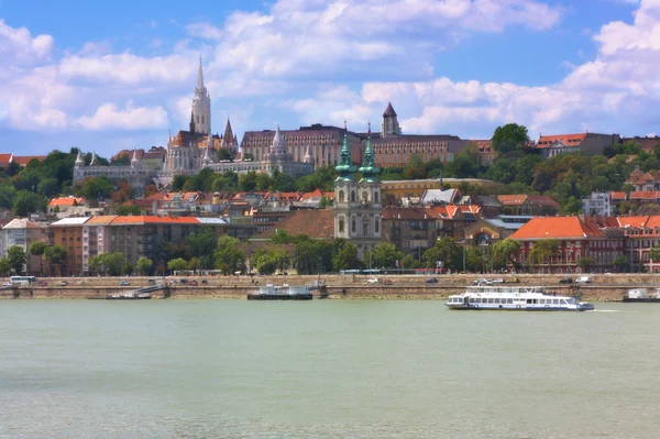 Utsikt över Buda-delen av Budapest inklusive St. Matthias och Fiskarbastionen — Stockfoto