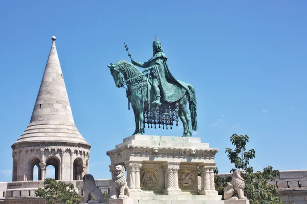 Fishermans bastion and the Statue of Saint Stephen in Buda part of the city of Budapest, Hungary — Stock Photo, Image