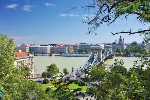 Una vista de la ciudad de un puente de la cadena y la iglesia de San Esteban en Budapest, Hungría — Foto de Stock