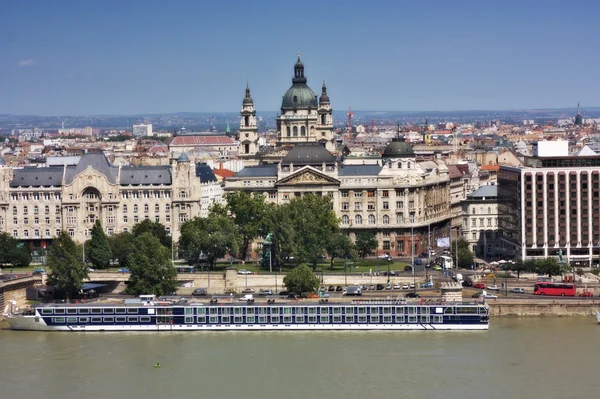 Ponte delle Catene e la Bastilica di Stepen nella parte di Pest della città di Budapest — Foto Stock