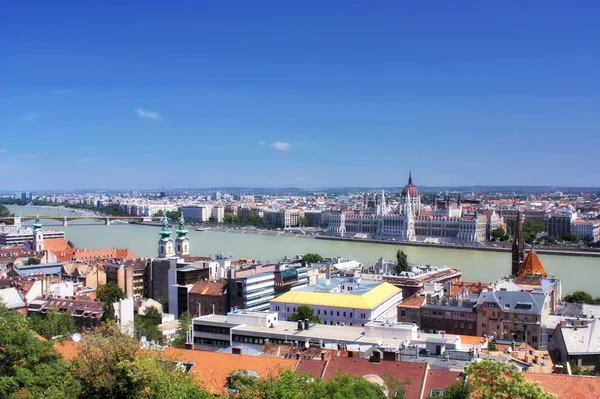 En vy av parlamentet från yrkesfiskarnas bastionen i buda-delen av staden i budapest — Stockfoto