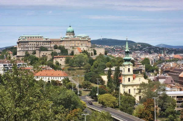 Een weergave van de nationale galerie in het buda deel van stad Boedapest — Stockfoto