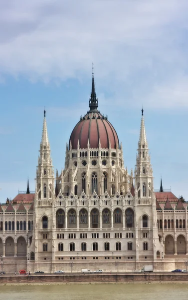 Vue sur la partie Pest de la ville de Budapest et le Parlement hongrois — Photo