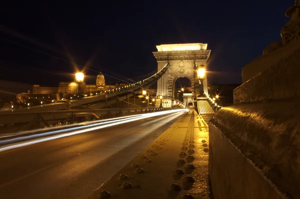 Pohled na Řetězový most v noci, budapes — Stock fotografie
