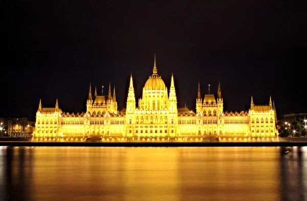 Parlement hongrois la nuit — Photo