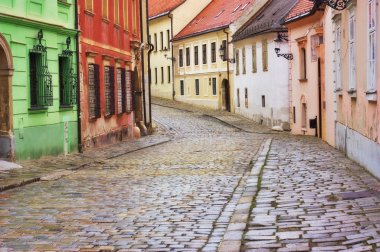 tipik Avrupa sokak eski şehir Bratislava, Slovakya
