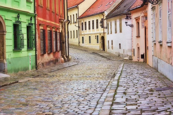 tipik Avrupa sokak eski şehir Bratislava, Slovakya