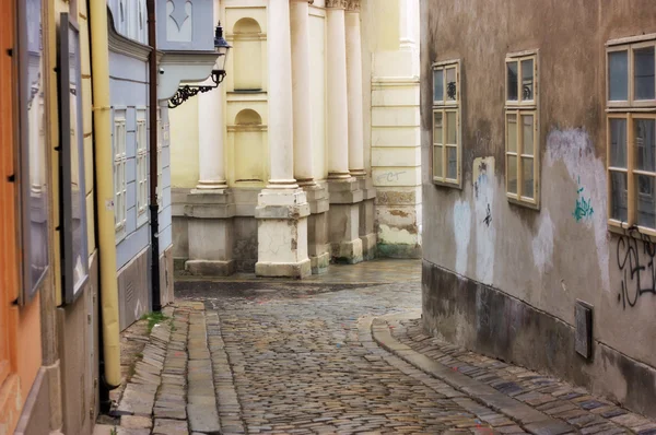 Beco típico europeu na cidade velha de Bratislava, Eslováquia — Fotografia de Stock