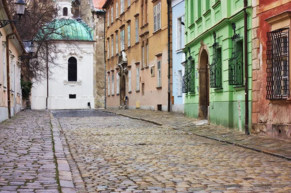 tipik Avrupa sokak eski şehir Bratislava, Slovakya