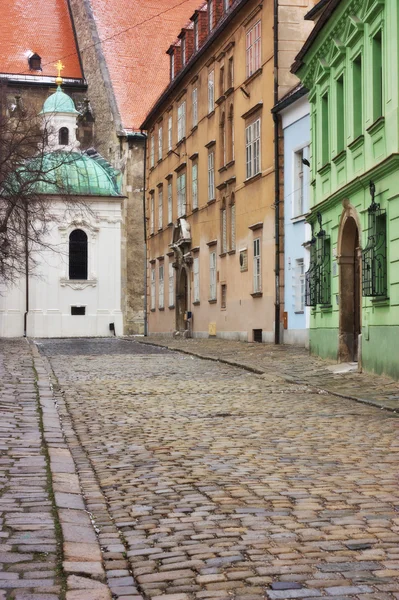 Beco típico europeu na cidade velha de Bratislava, Eslováquia — Fotografia de Stock